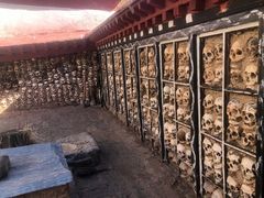 -比如骷髅墙景区