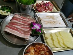 -围炉肉舍•炭烤活鳗•丹东海鲜烤肉(步行街店)