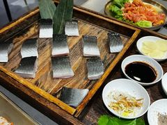 -围炉肉舍•炭烤活鳗•丹东海鲜烤肉(步行街店)