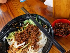 -丽虹云南过桥米线(兴工街店)
