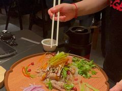 风生水起捞起芥味乳鸽-羽鸽集·乳鸽专门店·地道顺德菜(岭南站店)