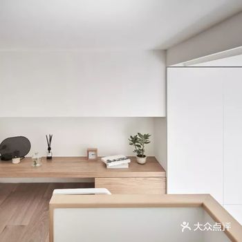 双轨道设计，除了水纹玻璃推拉门，内侧还有一扇“镜子推