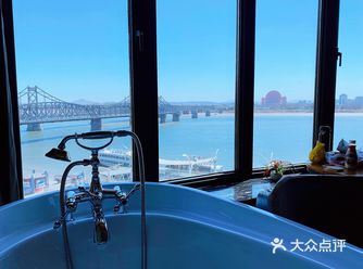 旁边还有鸭绿江可以参观，可以坐船，可以沿江边走走