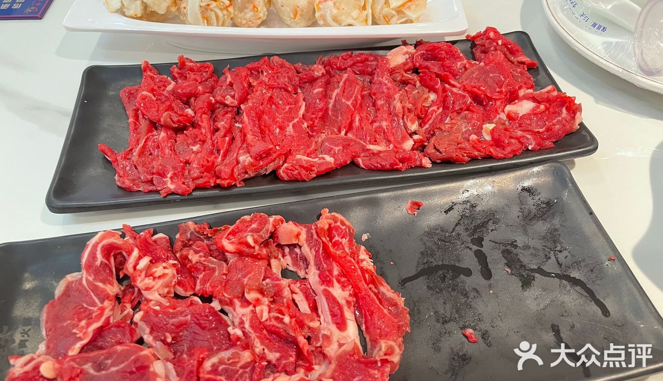 黄牛肉火锅：肉质鲜嫩，汤底醇厚，让人欲罢