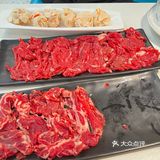 黄牛肉火锅：肉质鲜嫩，汤底醇厚，让人欲罢