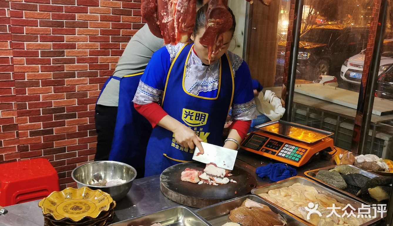生意十分火爆的贵州牛肉火锅,来晚一点都没有位置
