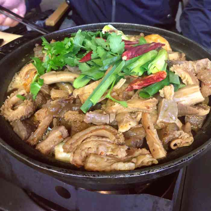 牛小灶牛杂煲(珠影店)-"尼间店有两层,一楼以2-4人座位为主,二.