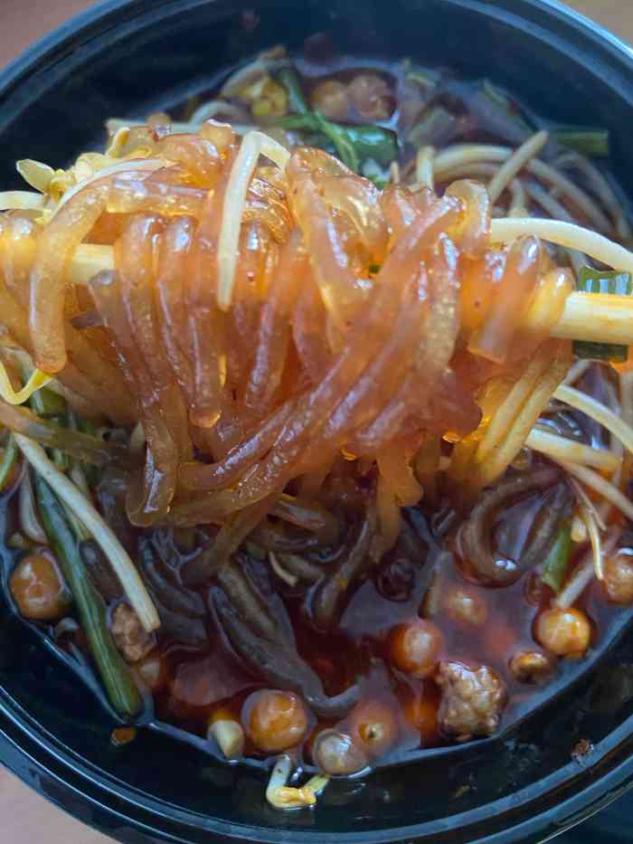 环境路过的时候看到过还可以吧,外卖点的酸辣粉和火腿肠.