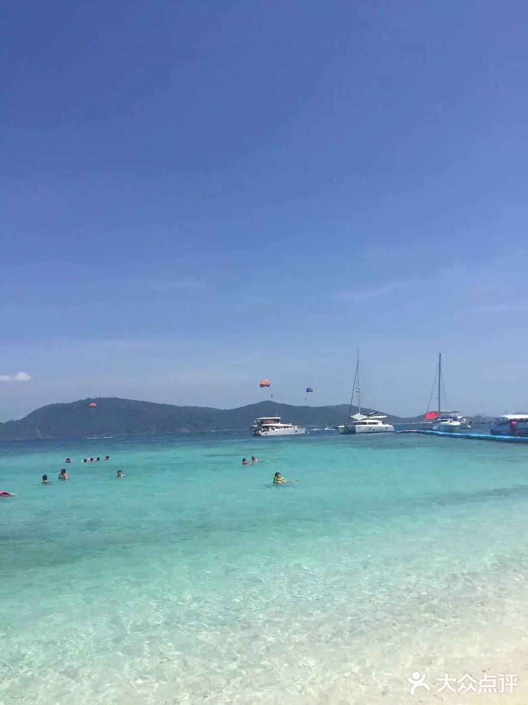 之前去普吉岛玩了一圈，美丽的沙滩，清澈湛蓝深绿的海水