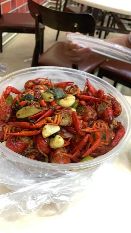 0 我在隔壁吃粥,小龙虾店子里面都坐满了人,我就打包了.