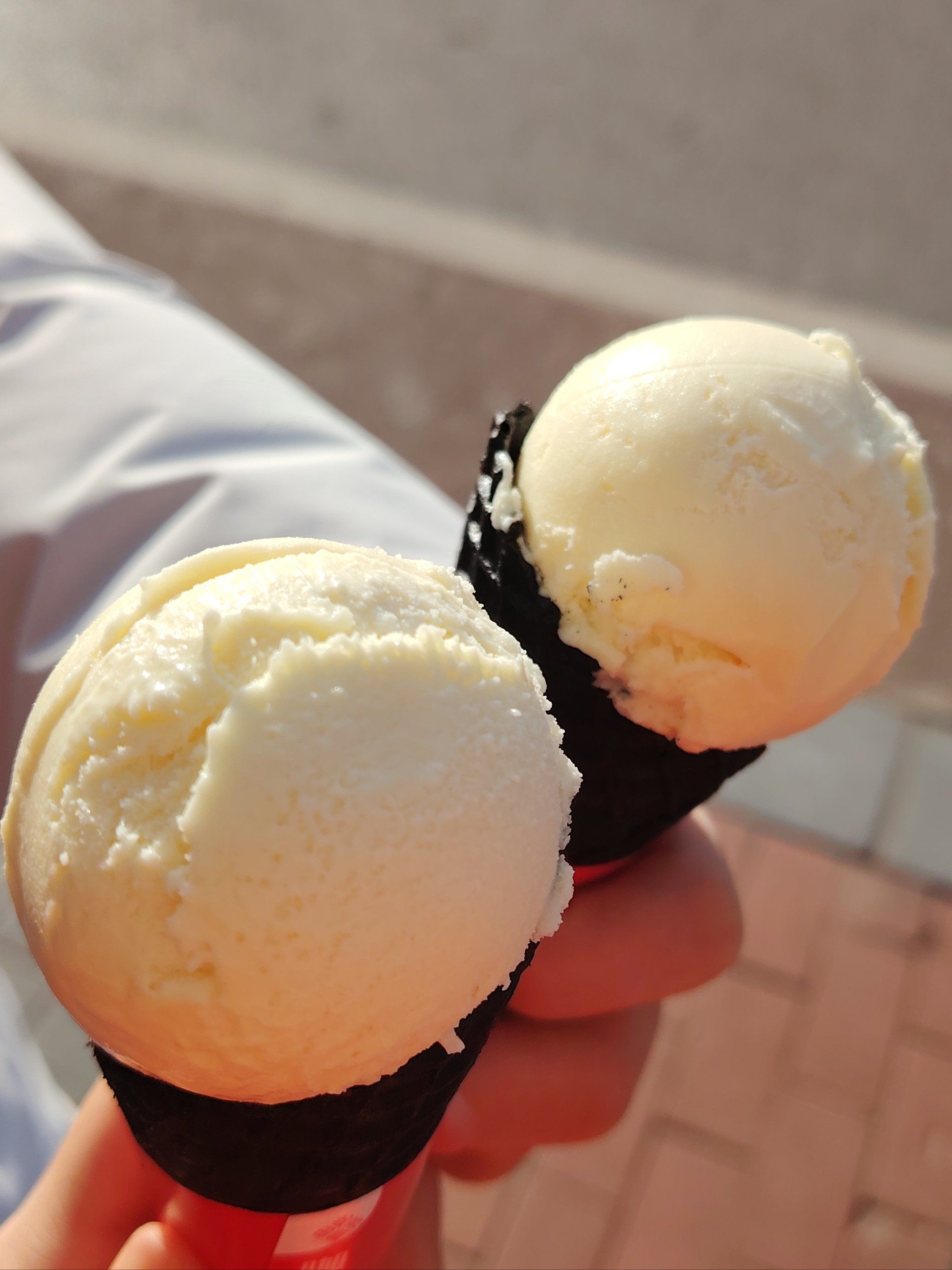 n冰淇淋球是伊利的,而且一整个才两块钱,便宜又美味