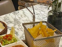 墨西哥鳄梨酱和莎莎酱配玉米片-at cafe 意大利餐厅(集美店)