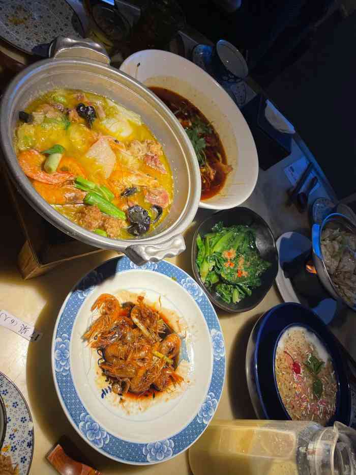 环境:很昏暗,哈哈哈哈哈,喜爱光明的人不太适应～我妈觉得很难受,看