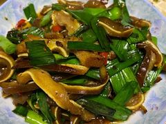 蒜苗炒猪耳朵-华中科技大学百景园(三楼酒店)