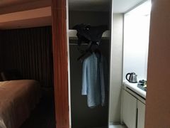 挂衣橱和吧台紧凑到一起，连个保险箱都没有-杭州伊美大酒店