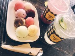 -莓园冰淇淋店