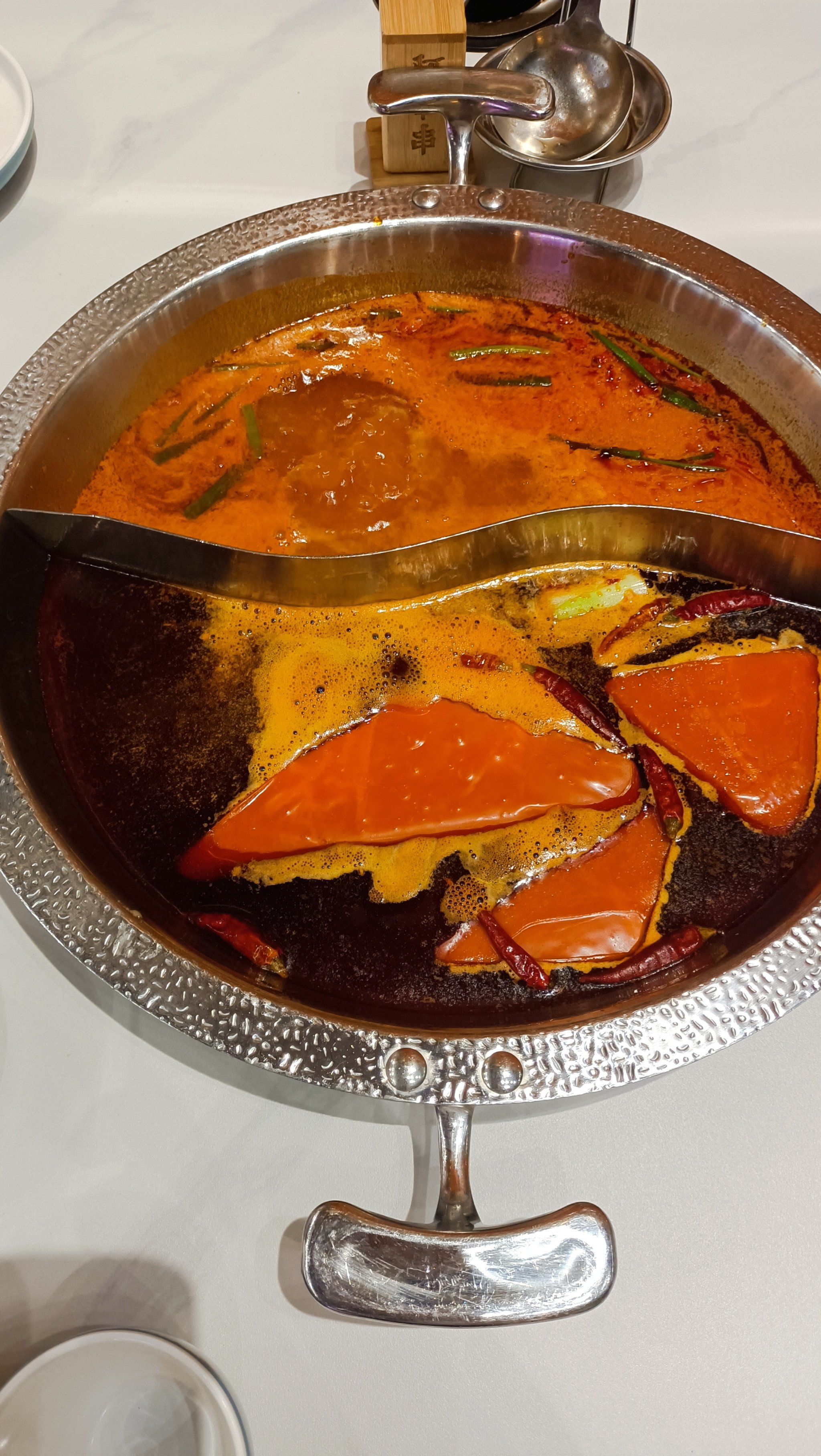 我们带着小孩小孩子吃不了辣.点了个番茄鸳鸯锅