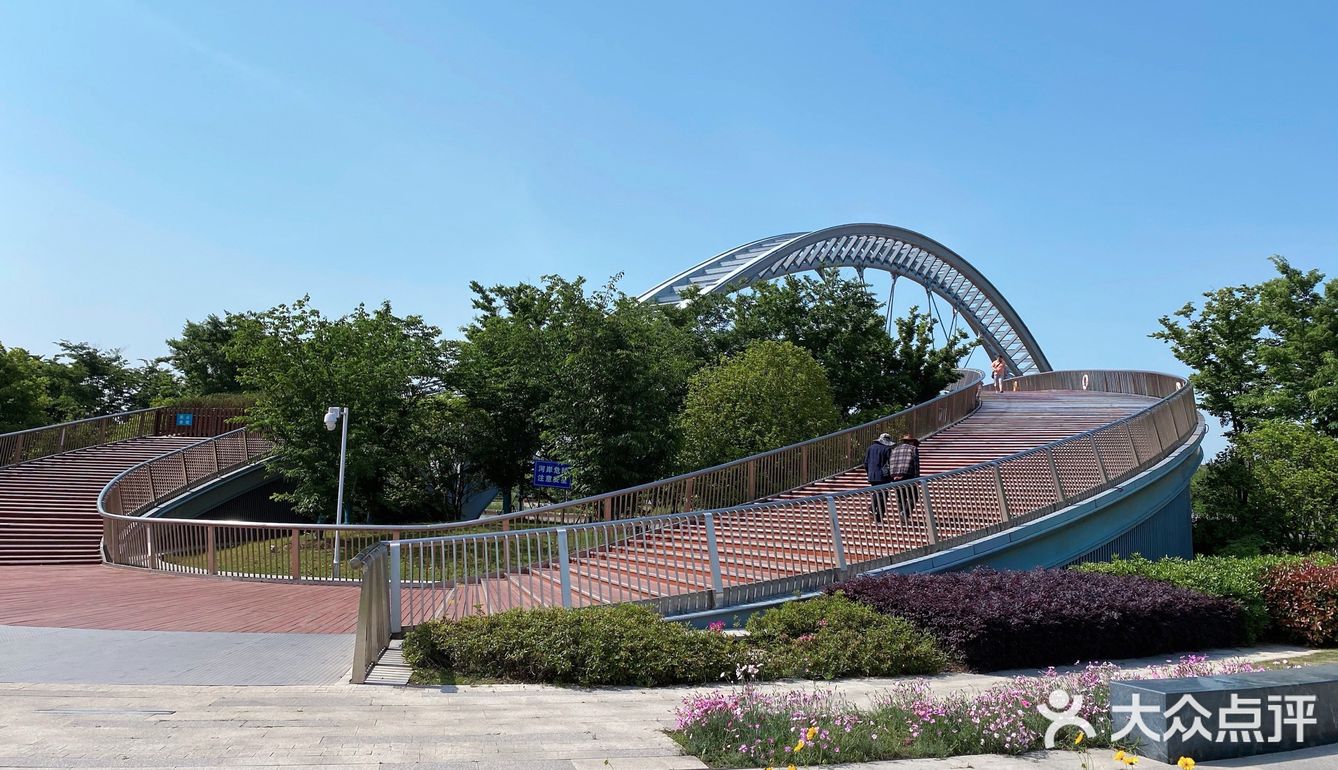 运河涟漪，碧波飘带