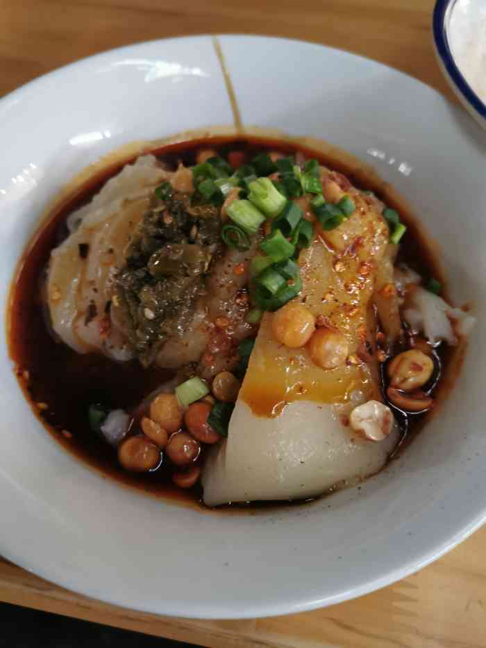 年4月29日打分终于拔草了,二环高架下的小吃店,环境一般,凉粉很软糯