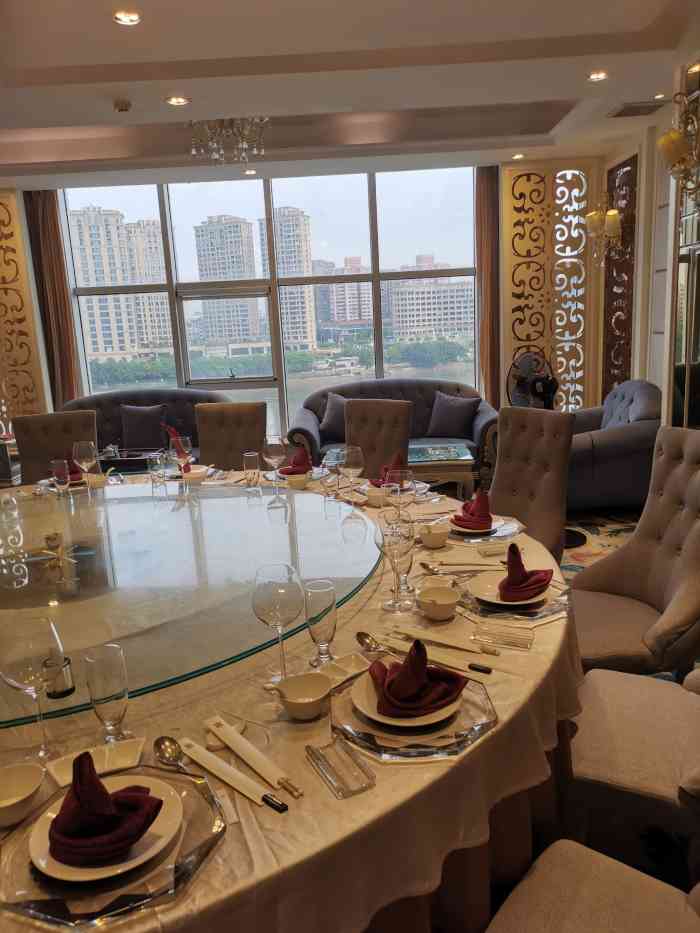 荣誉大酒楼(元洪店)-"餐厅很大,靠近滨江,可以边吃边看风景,2.