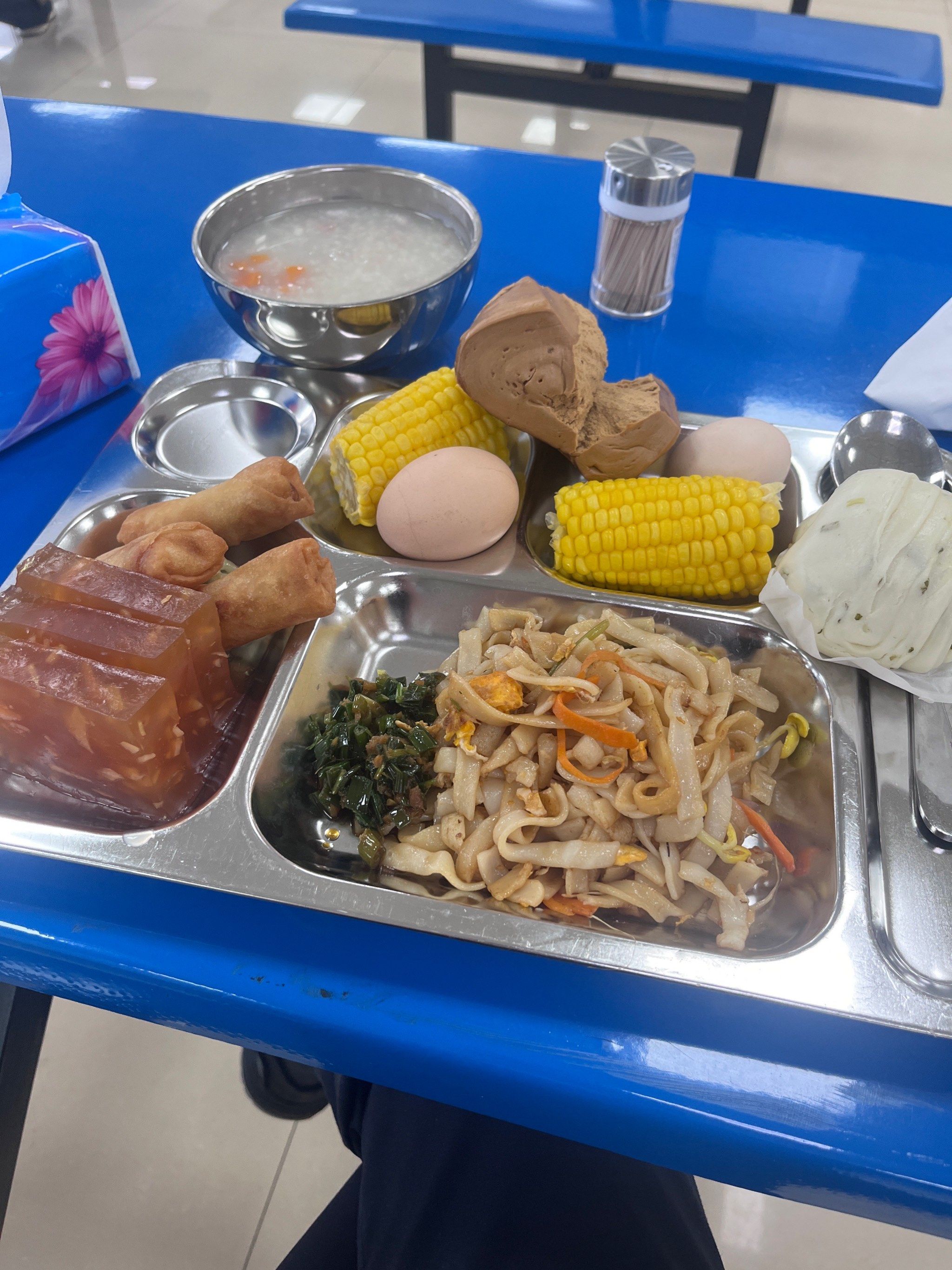 广州某贵族高中的食堂