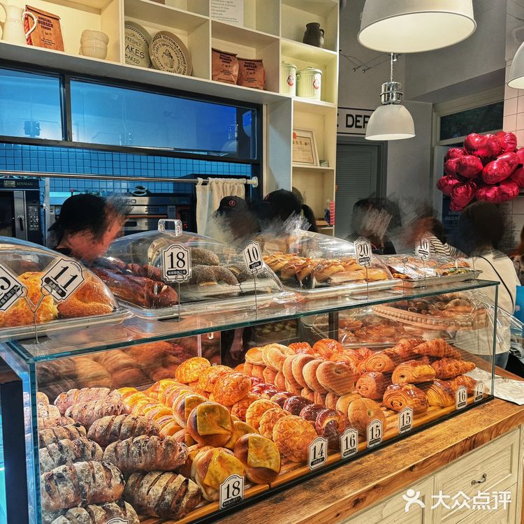 这是。。。。阿哆诺斯吗？？面包脑袋快冲！