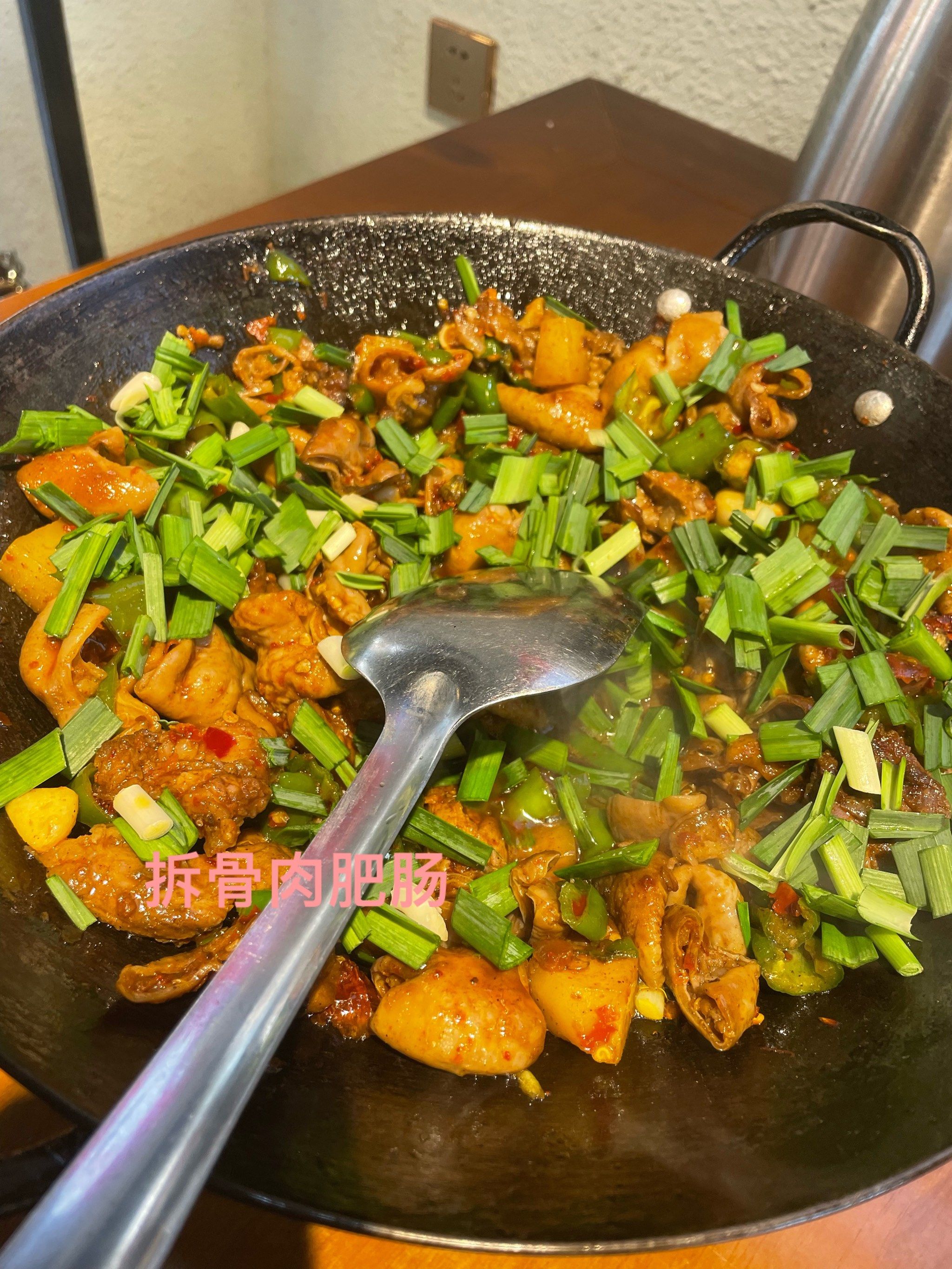 店内一看就是一家老店了我们点了一份拆骨肉肥肠一份铁板鲫鱼?
