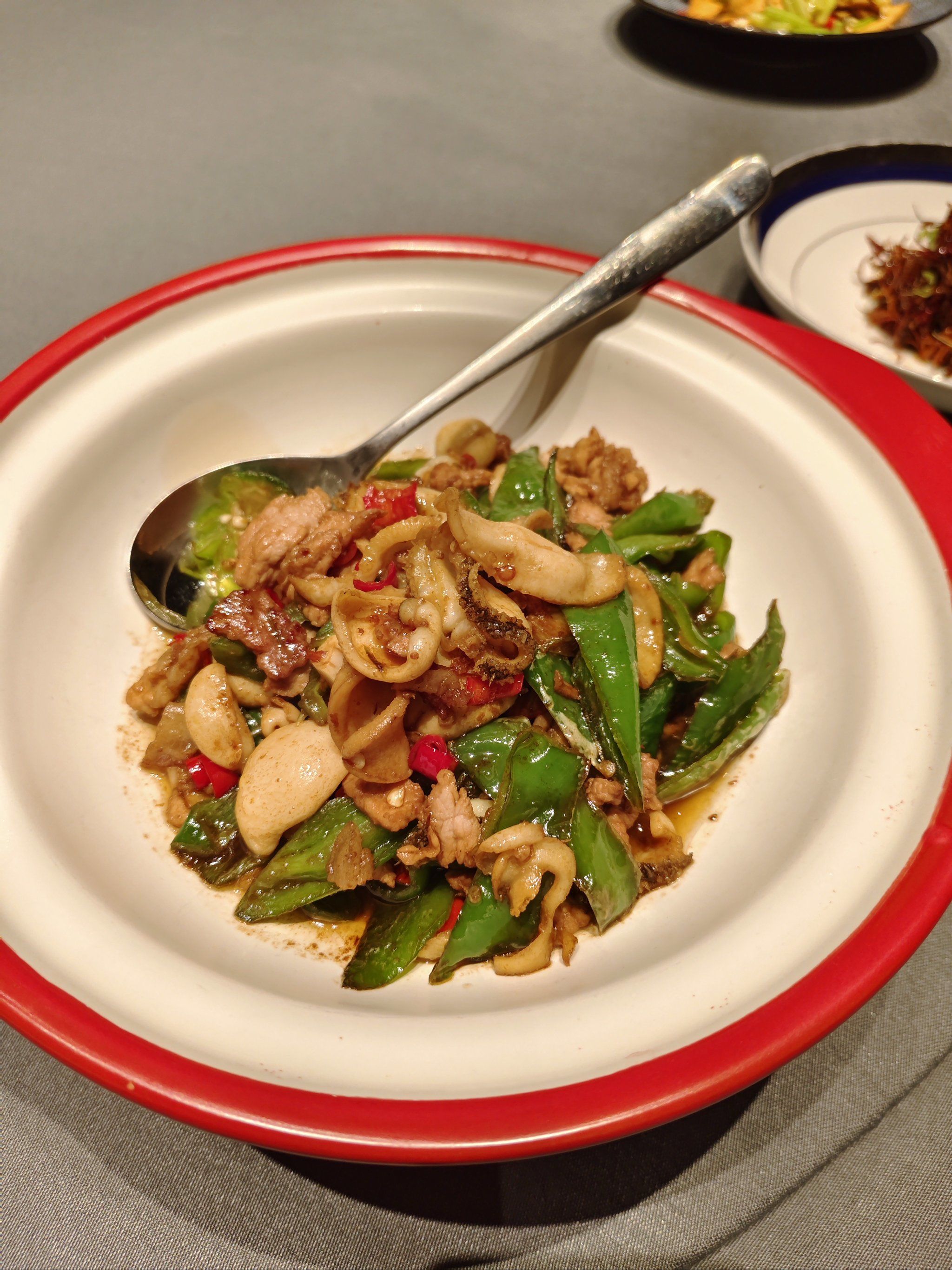 擂辣椒炒鲍鱼片是一道色香味俱佳的佳肴,辣椒擂得恰到好处,释放出浓郁