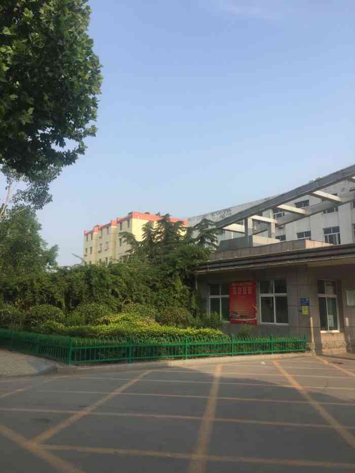 是以前的三中,但好像也和高中一中没有关系,不知道为什么叫一中分校