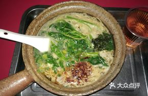 Braised Pork Noodles in Clay Pot