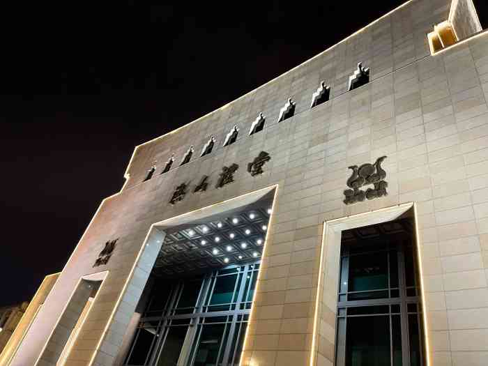 洪山礼堂银兴电影城-"环境还不错,座椅有些老化,服务态度有待加.