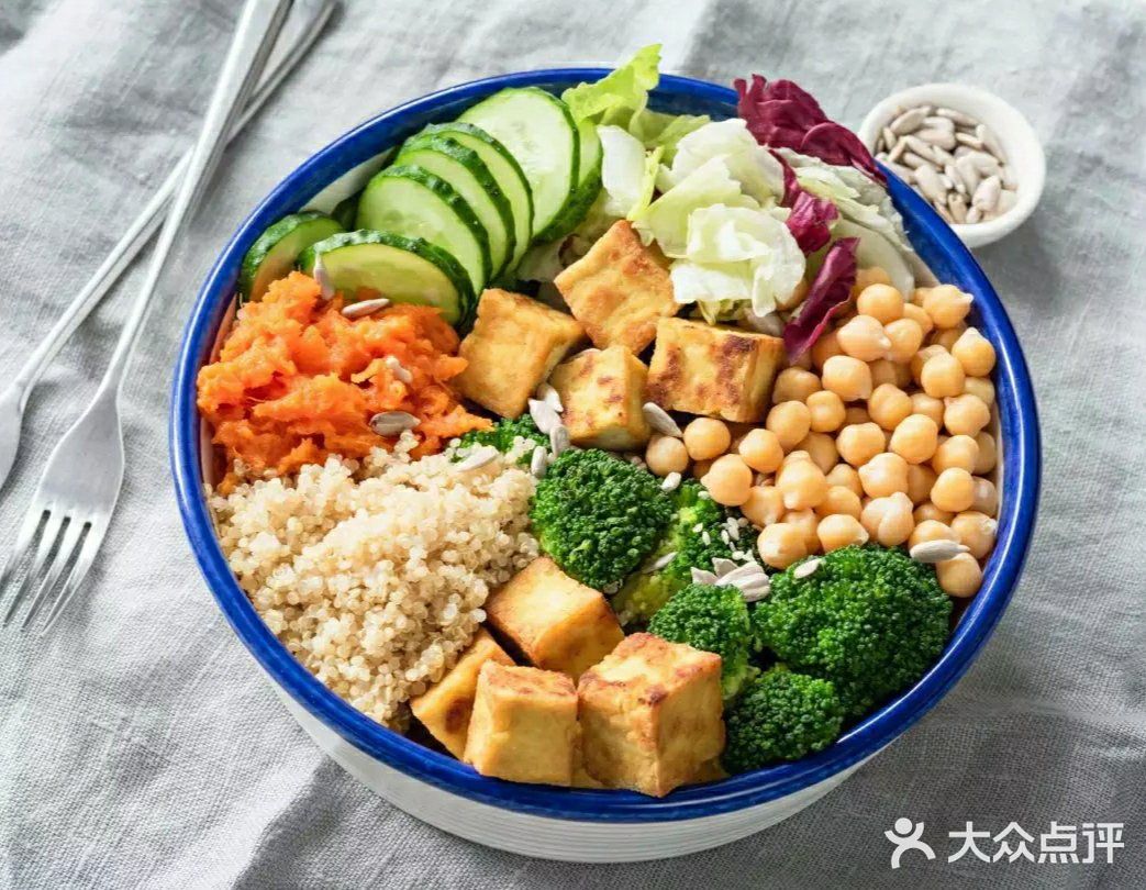 位成年人的日常用水量；碳排放相当于烧开 388 壶热水