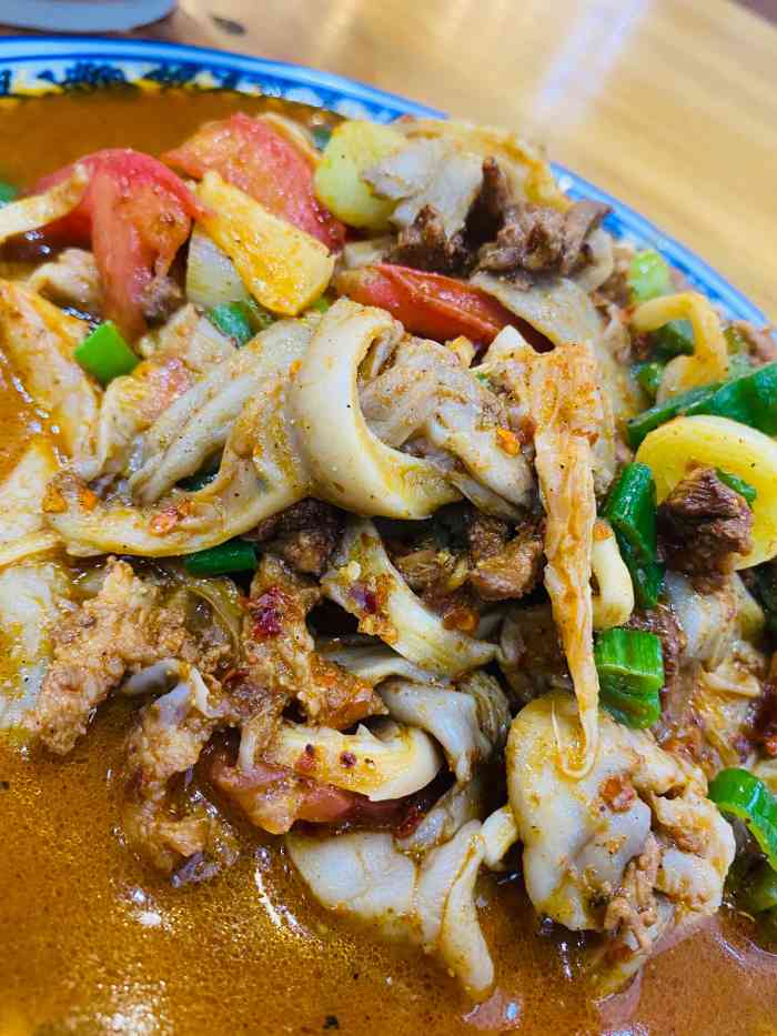 黄陵服务区休息的时候发现一家圪崂菜拌面,一盘菜,一碗面是一份,出餐