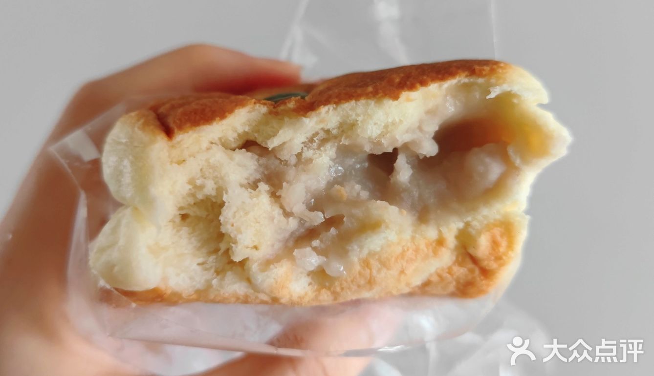 都很好吃但全是热量炸弹。肉松卷味道淡很一般
