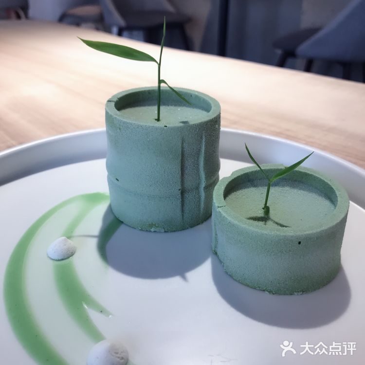 很简约的一家店，坐下来很舒服，每道甜品都像艺术品一样