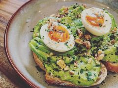 牛油果煮蛋吐司-RAC BAR(安福路店)