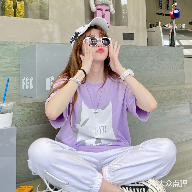 夏日撞色穿搭|超出片的潮流品牌coffee集合店