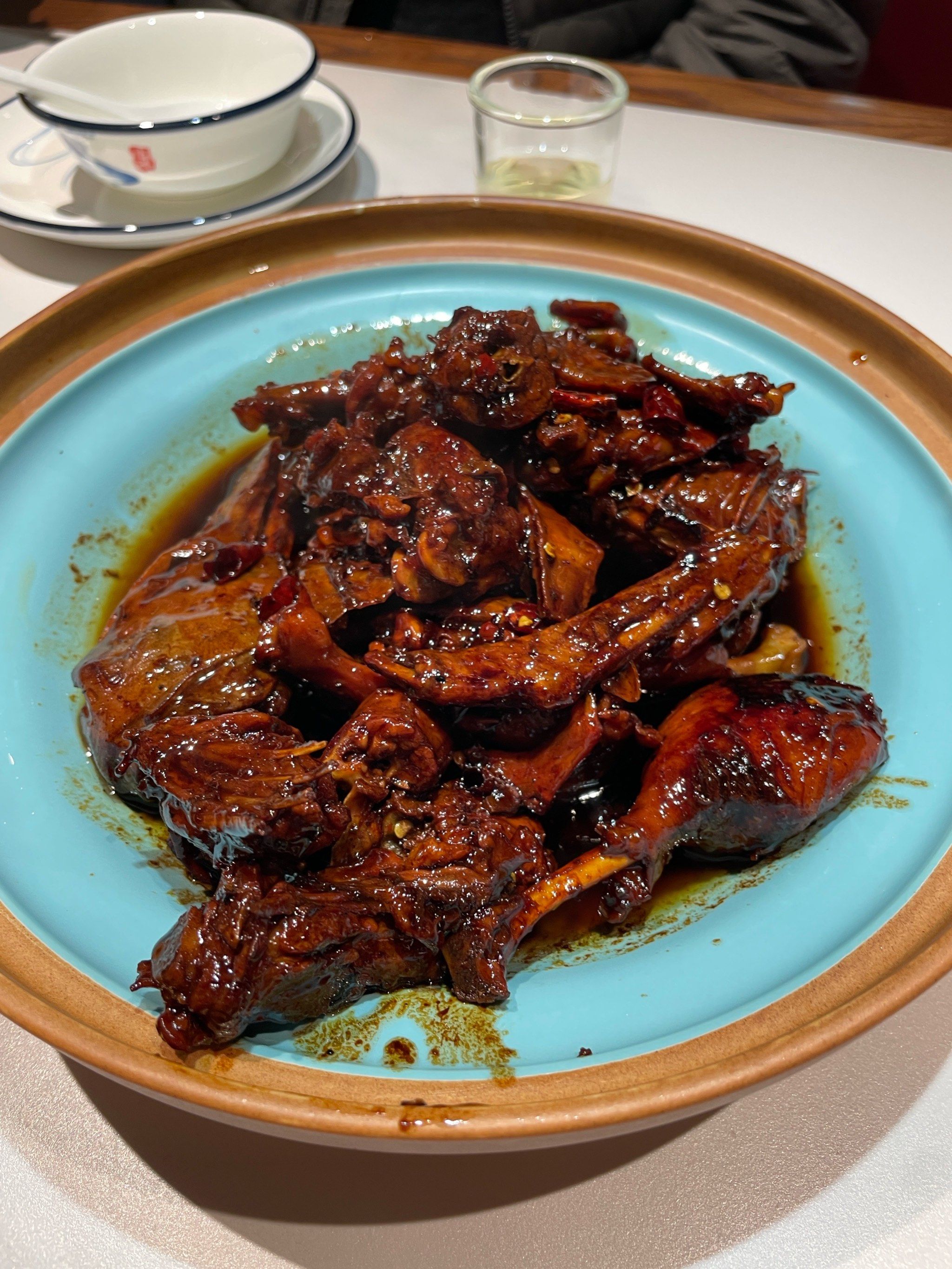 n啤酒鸭味道很特别,酱油浓非常入味,鸭肉很香.带一点甜口
