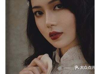 将旗袍带到室外拍又是不同的感觉