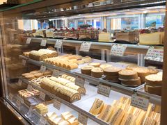 面包甜点陈列柜-蜂蝶来饼店(拱北总店)
