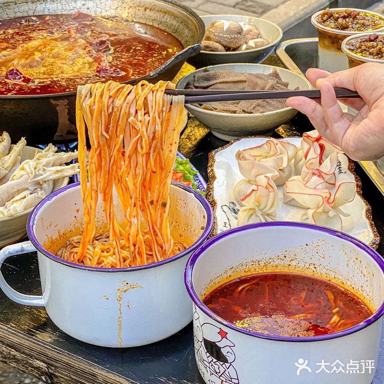 西安｜这家火锅是把重庆街头搬来了吗[流泪]太有感觉