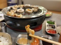 -围炉肉舍•炭烤活鳗•丹东海鲜烤肉(步行街店)