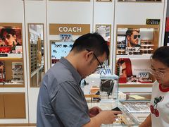 -美式眼镜·授权蔡司.依视路.尼康.豪雅.明月(人民广场店)