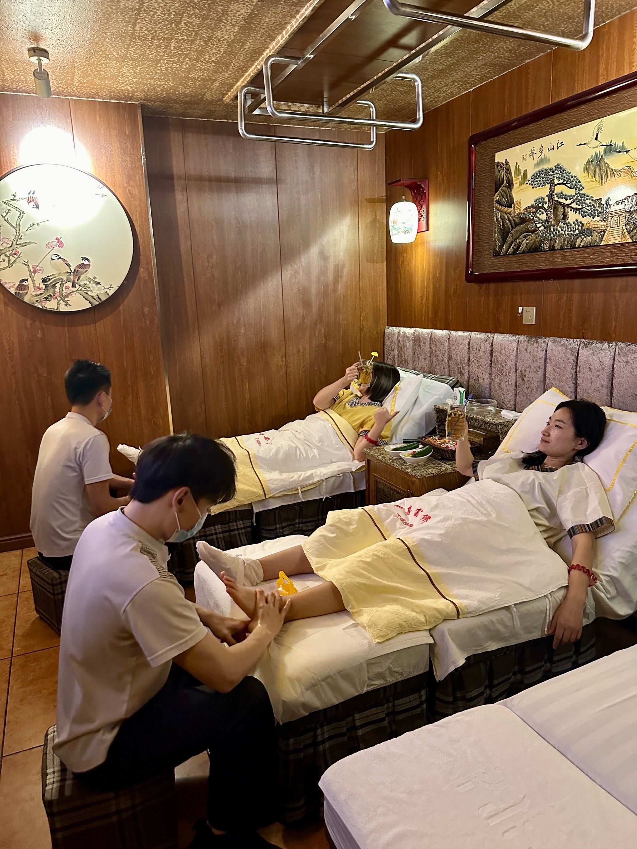 n艾草泡脚➕敷眼睛➕肩颈按摩
按摩的小哥