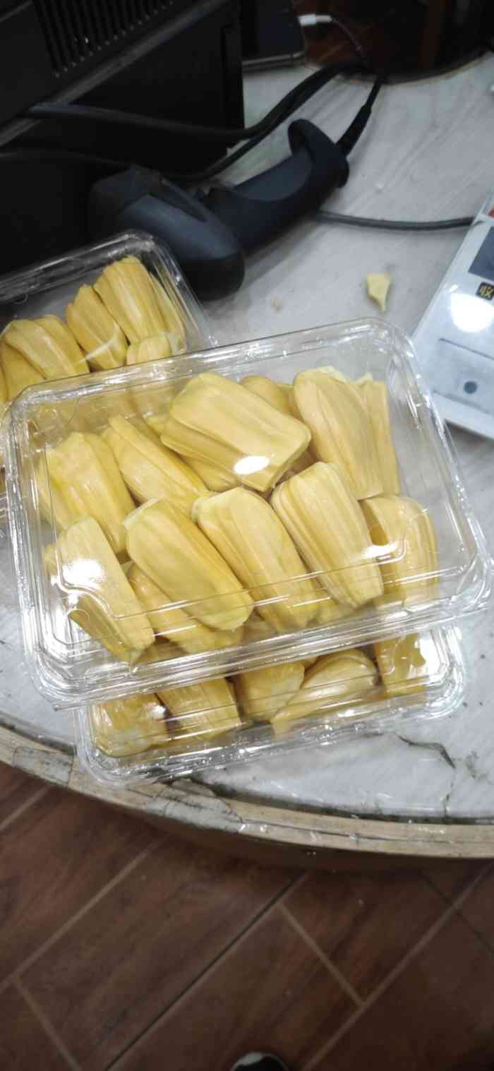 打分    /人 菠萝蜜不错,值得去购买,还买了香蕉和凤梨,凤梨味道有点