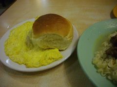 牛油餐包&nbsp;,&nbsp;火腿奄列&nbsp;(特餐)-新华茶餐厅