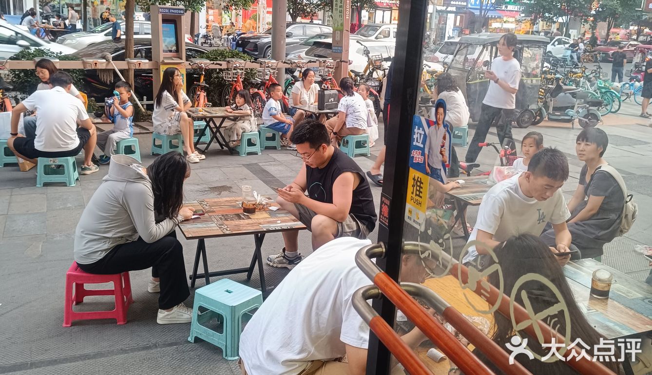 等了没五分钟就上餐了。他家的丸子砂锅不错
