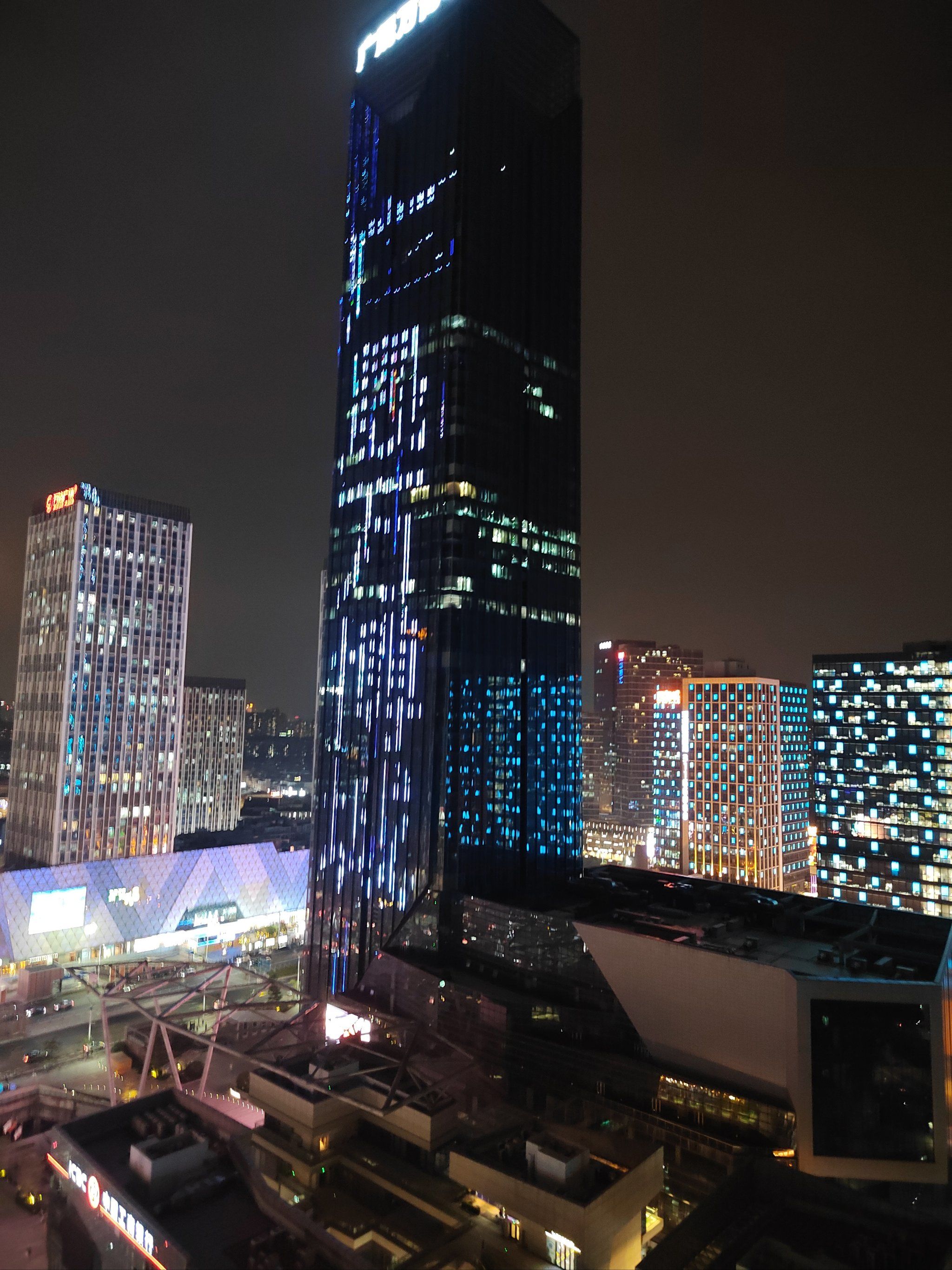 番禺天河城,广晟万博城,四海城,奥园,敏捷围着一起,很繁华,夜景美美哒