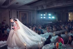 -艾米丽婚纱礼服