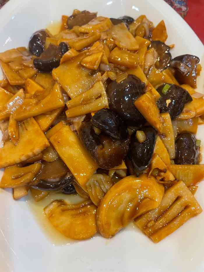 玉华台饭庄-"西边墙上添了块大屏幕,播放着操作间的实时.